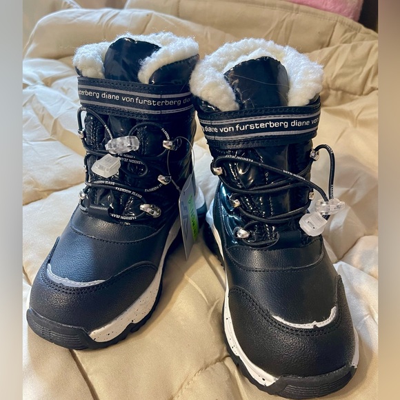 NWT girls lined snow boots - Picture 4 of 8